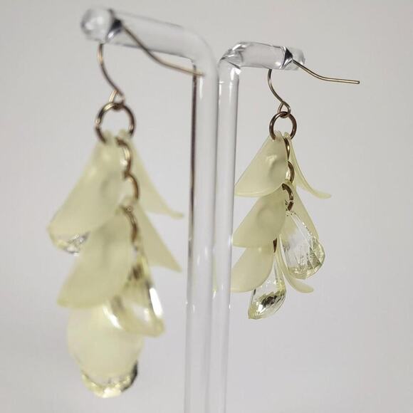 Light green acrylic petal dangle - Picture 4 of 6